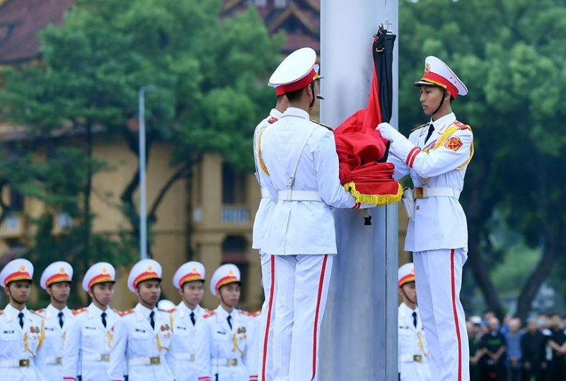 Đúng 6 giờ, lá Quốc kỳ có dải băng tang được kéo lên. Lễ thượng cờ rủ không có động tác tung Quốc kỳ thường thấy