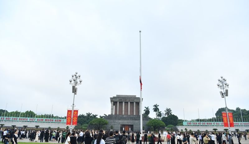 Phủ Chủ tịch, Cột cờ Hà Nội, Nhà hát Lớn Hà Nội, các cơ quan công sở, trong cả nước và các cơ quan đại diện của Việt Nam ở nước ngoài treo cờ rủ trong hai ngày Lễ Quốc tang (ngày 25 và 26-7-2024) 