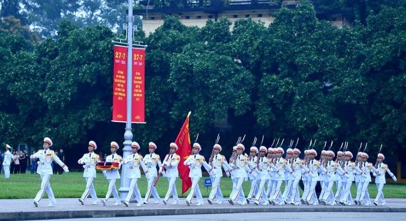 5 giờ 50 phút, Tiêu binh Đoàn 275, Bộ Tư lệnh Bảo vệ Lăng Chủ tịch Hồ Chí Minh tiến vào Quảng trường Ba Đình, trước Lăng Chủ tịch Hồ Chí Minh.  