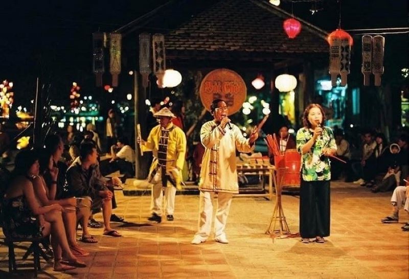 Hát bài chòi là trò chơi dân gian độc đáo của miền Trung Việt Nam, đã được UNESCO công nhận là Di sản văn hóa phi vật thể đại diện của nhân loại.